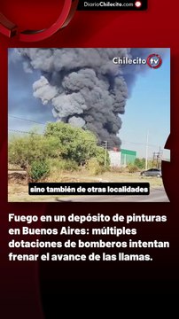 Fuego en un depósito de pinturas en Buenos Aires: múltiples dotaciones de bomberos intentan frenar el avance de las llamas.