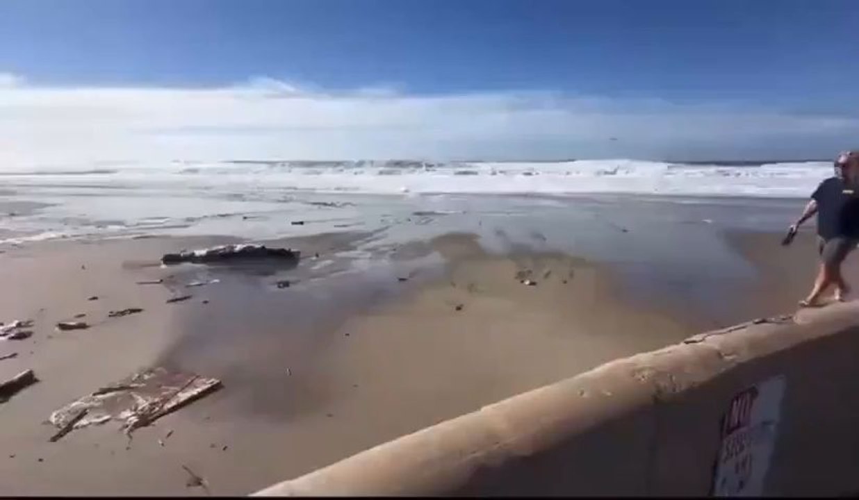 Le moment terrifiant où une immense vague déferlante a frappé Ventura, Californie (décembre 2023)
