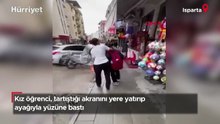 Kız öğrenci, tartıştığı akranını yere yatırıp ayağıyla yüzüne bastı!