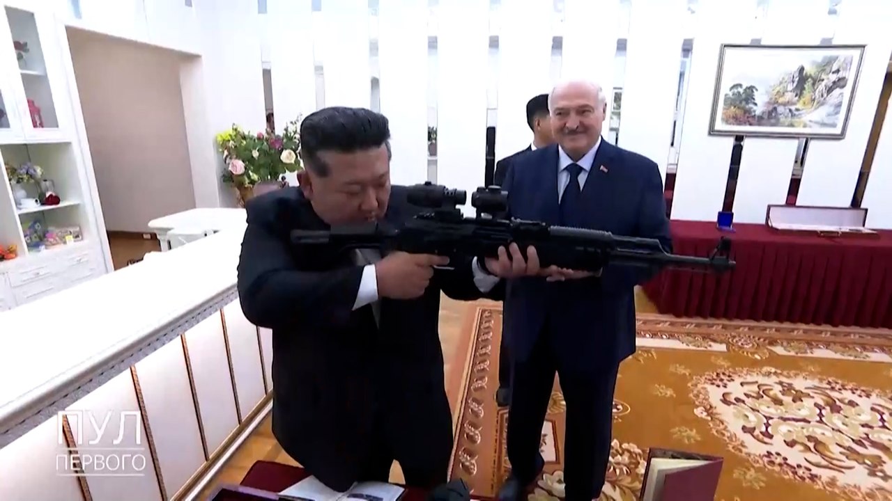 Lukashenko regala un rifle de asalto al líder norcoreano Kim Jong-un