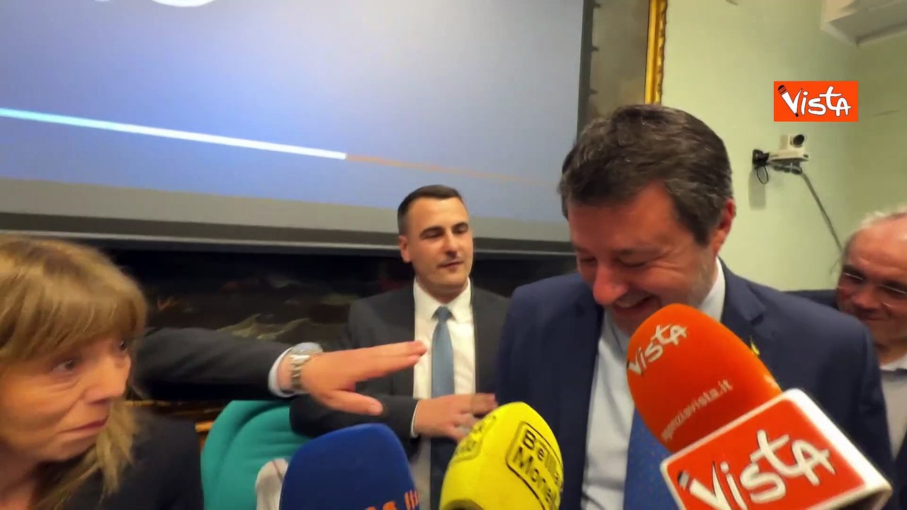 Salvini: Apprezzo lo sforzo creativo, ma non rispondo a domande su Governo e va via