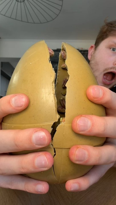 UN ŒUF DE PÂQUES XXL À LA POSTACHE 😱✨ ça vient d’une chocolaterie italienne qui s’appelle Venchi, ils ont plein d’œufs, de plein de sortes différentes, mais moi j’ai pris l’œuf XXL, chocolat blanc pistache avec à l’intérieur des pistaches entières 😍✨