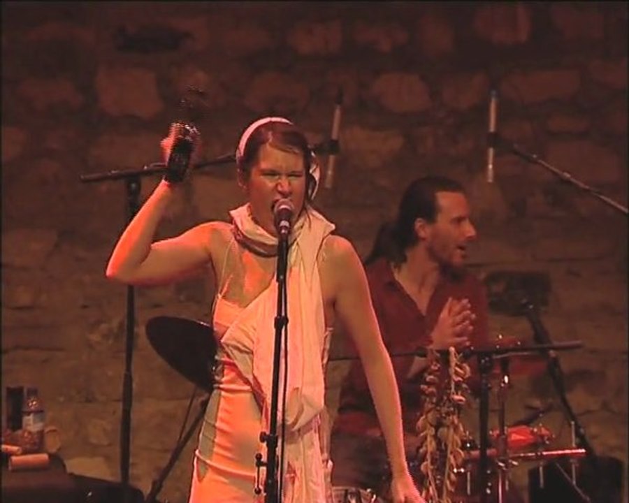 LIVE : CAMILLE avec NOUVELLE VAGUE (Mongoloid, Devo)