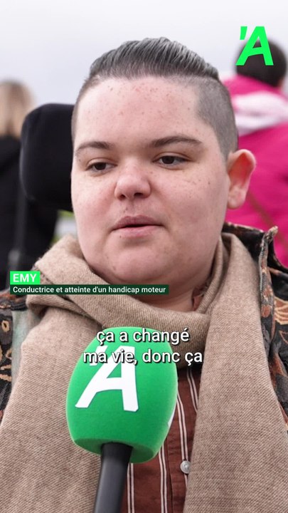 Emy, atteinte d'un handicap moteur lourd, conduit une voiture adapté
