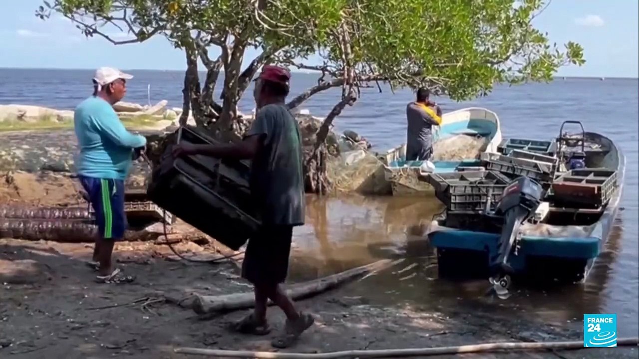 Pescadores en México temen contaminación tras incendio en la refinería Olmeca