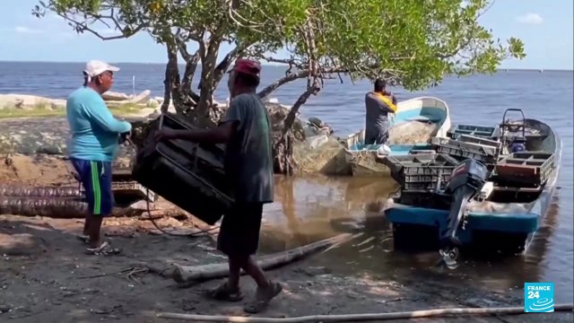 Pescadores en México temen contaminación tras incendio en la refinería Olmeca