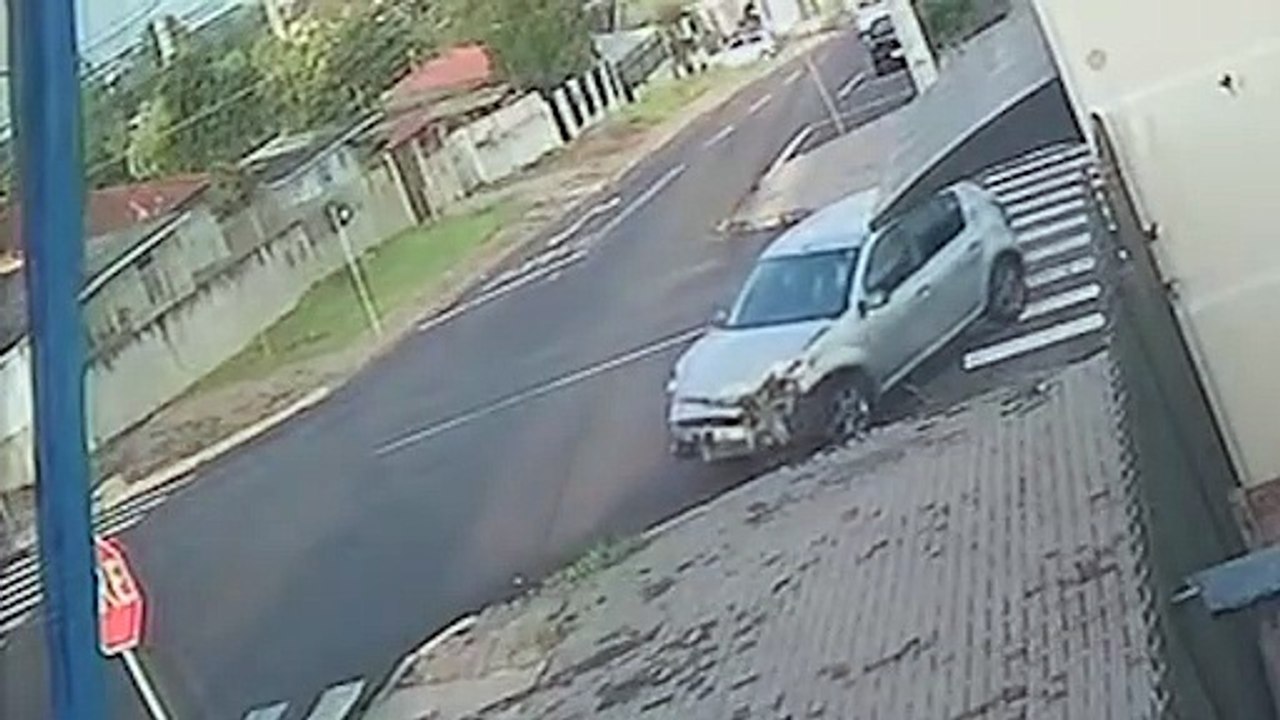 Veja momento em que carro atinge caminhão após furar preferencial