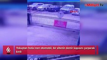 Otomobilin sitenin demir kapısını kırdığı kaza anı kamerada