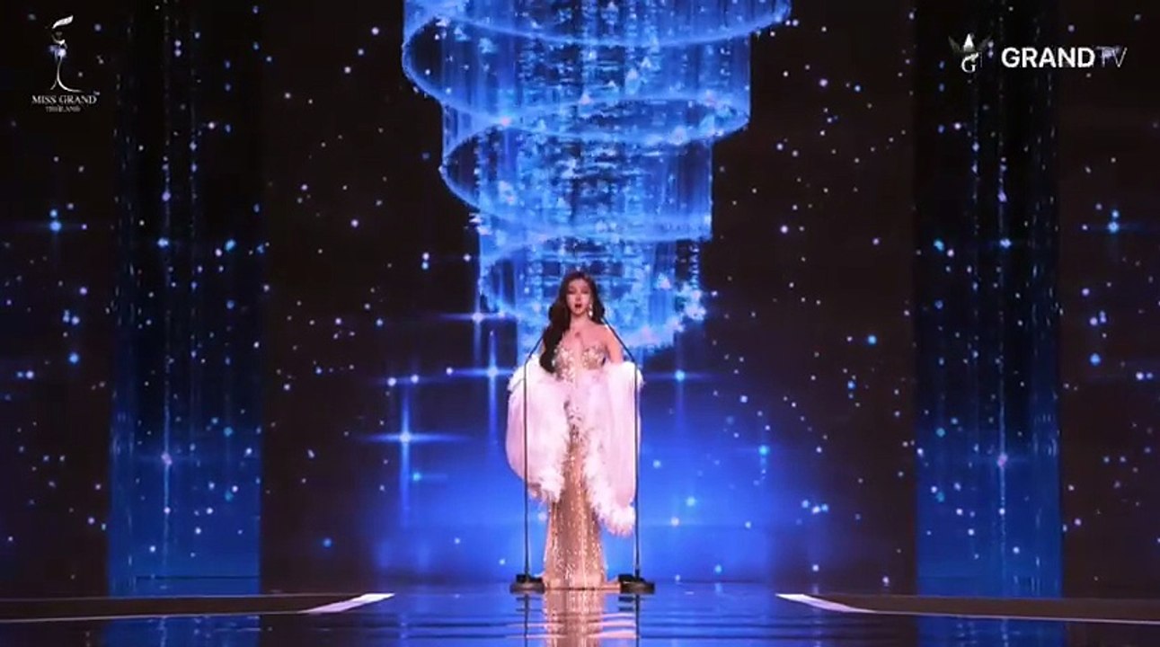 Dentes falsos de candidata caem em apresentação de concurso de beleza