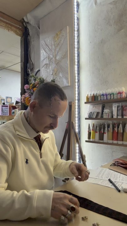 Je transforme des cravates de seconde main en pièces uniques.Chaque cravate est chinée, retravaillée et customisée à la main pour lui donner une seconde vie.Une nouvelle collection arrive très bientôt..#mode #gay #outfit #toulouse #couture