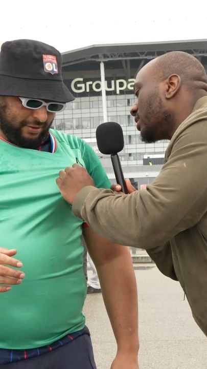 L’équipe de France joue ce soir avec un tout nouveau maillot… vert Je suis parti demander aux Lyonnais ce qu’ils en pensaient…Sauf que ce maillot réservait une petite surprise 😬