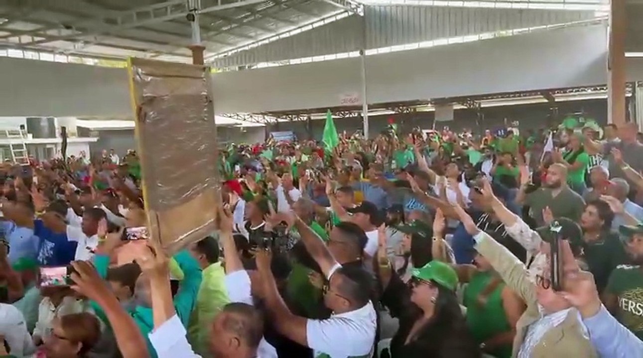 Leonel Fernández juramenta en la FP al exgobernador de Hermanas Mirabal