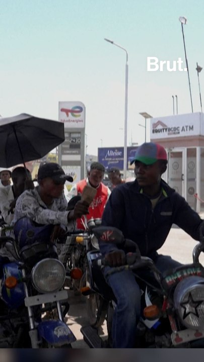 RDC : files d'attente dans des stations-service de Kinshasa.