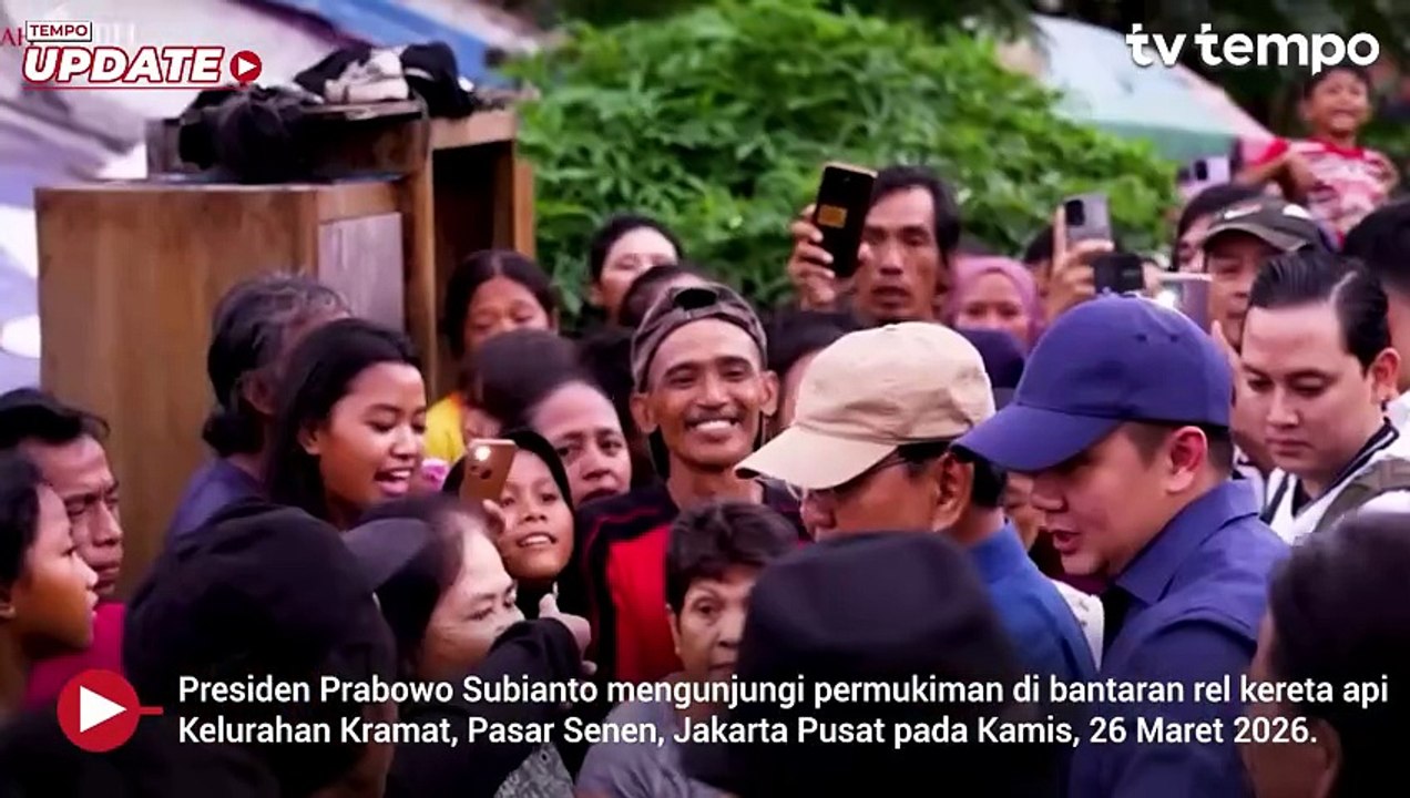 Saat Prabowo Menyusuri Permukiman di Pinggir Rel Pasar Senen