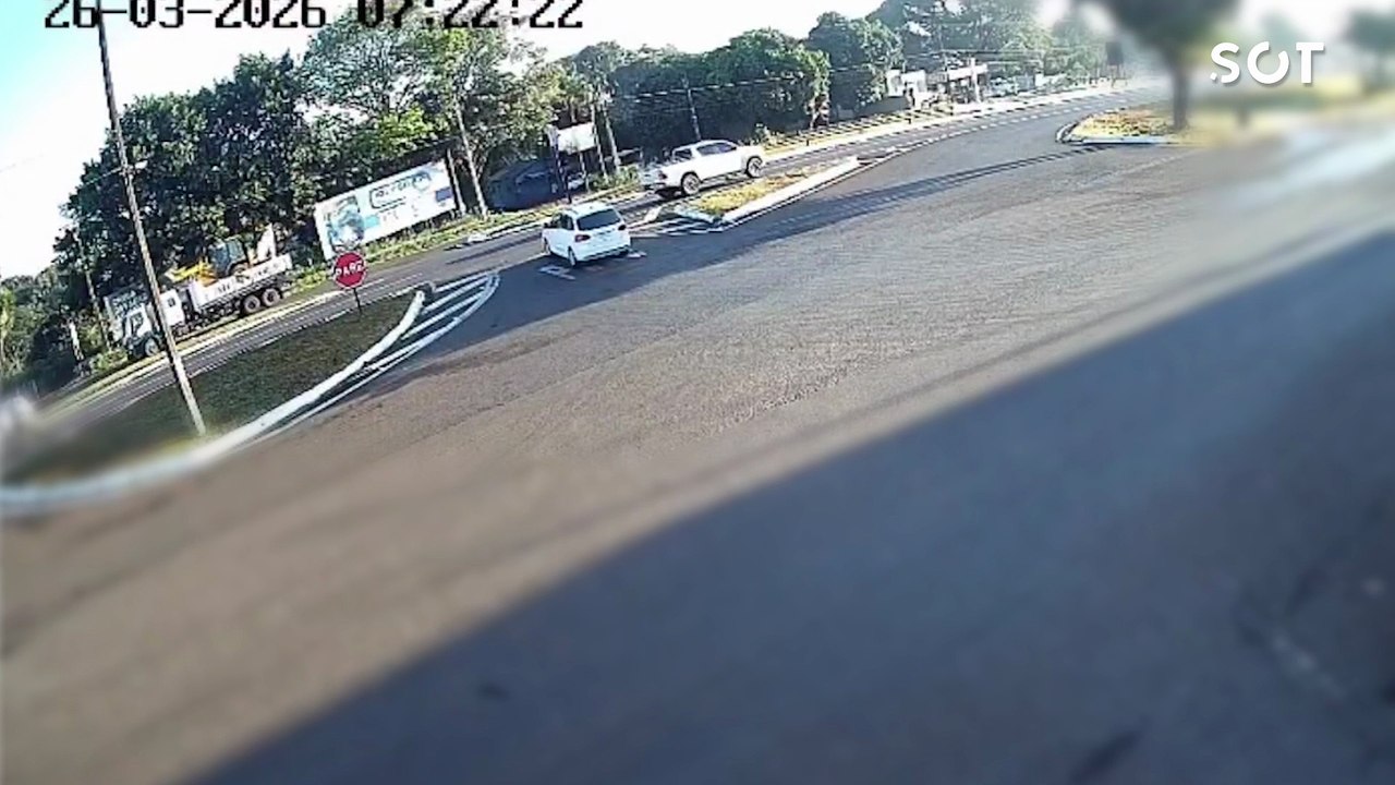 Câmera flagra acidente entre moto e carro na BR-277 em Santa Tereza do Oeste