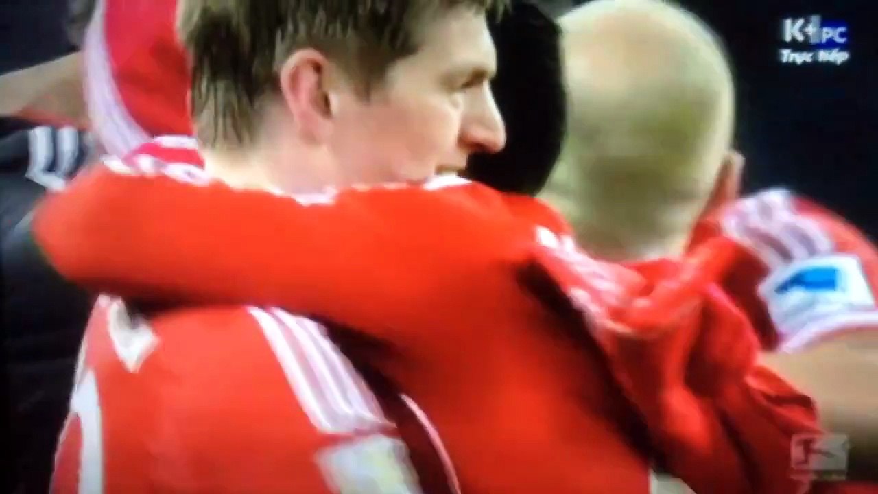 Các Cầu Thủ Bayern Munich ăn Mừng Chiếc Đĩa Bạc Lần Thứ 2 khi mà Mùa Giải 2013/14 chỉ còn 7 Vòng Đấu