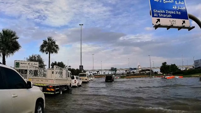 Fuertes lluvias nocturnas provocan inundaciones y caos en el tráfico y los vuelos en Dubái