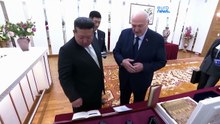 Лукашенко дарит штурмовую винтовку лидеру КНДР Ким Чен Ыну