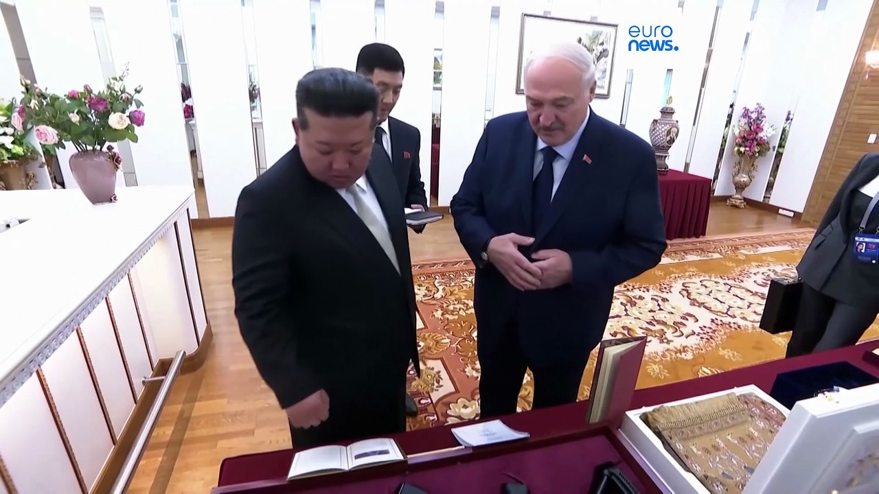 Bielorrússia: Lukashenko oferece espingarda de assalto a Kim Jong-un