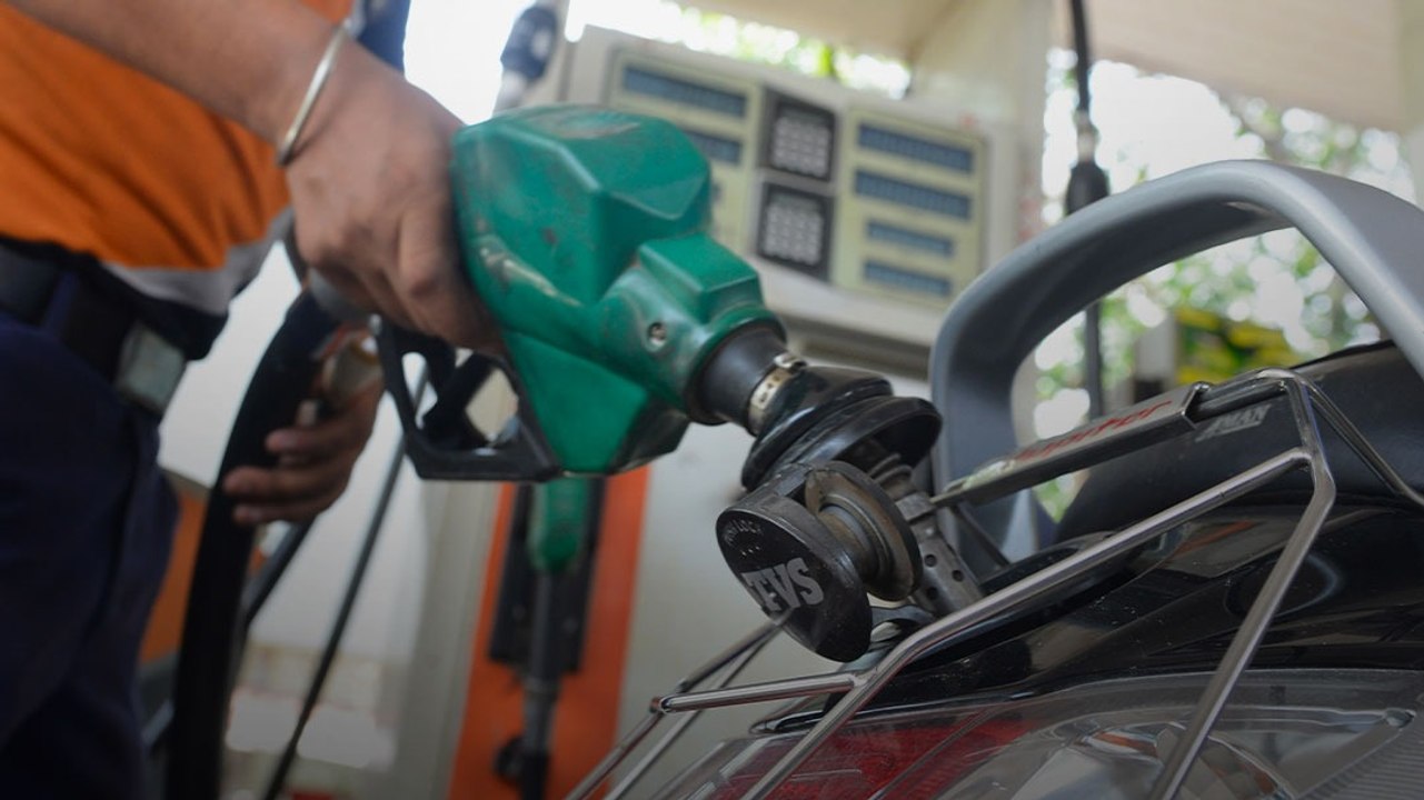 Fuel Crisis: सरकार ने दी बड़ी राहत, पेट्रोल-डीजल पर घटाई एक्साइज ड्यूटी