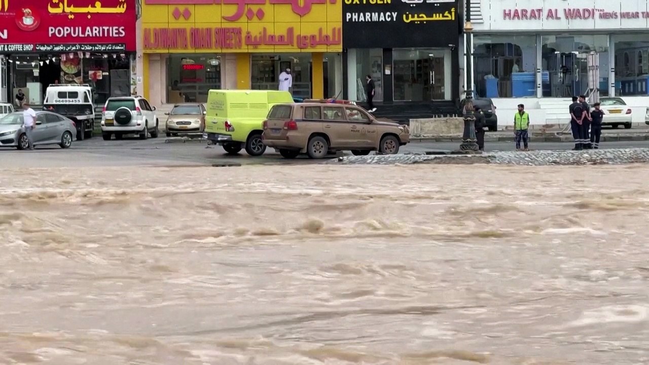 Heavy rains trigger flash floods in Oman
