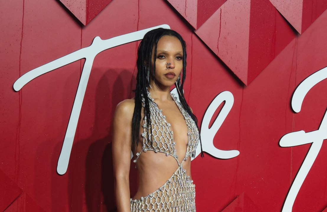 FKA Twigs processa novamente o ex, Shia LaBeouf, após disputa sobre acordo