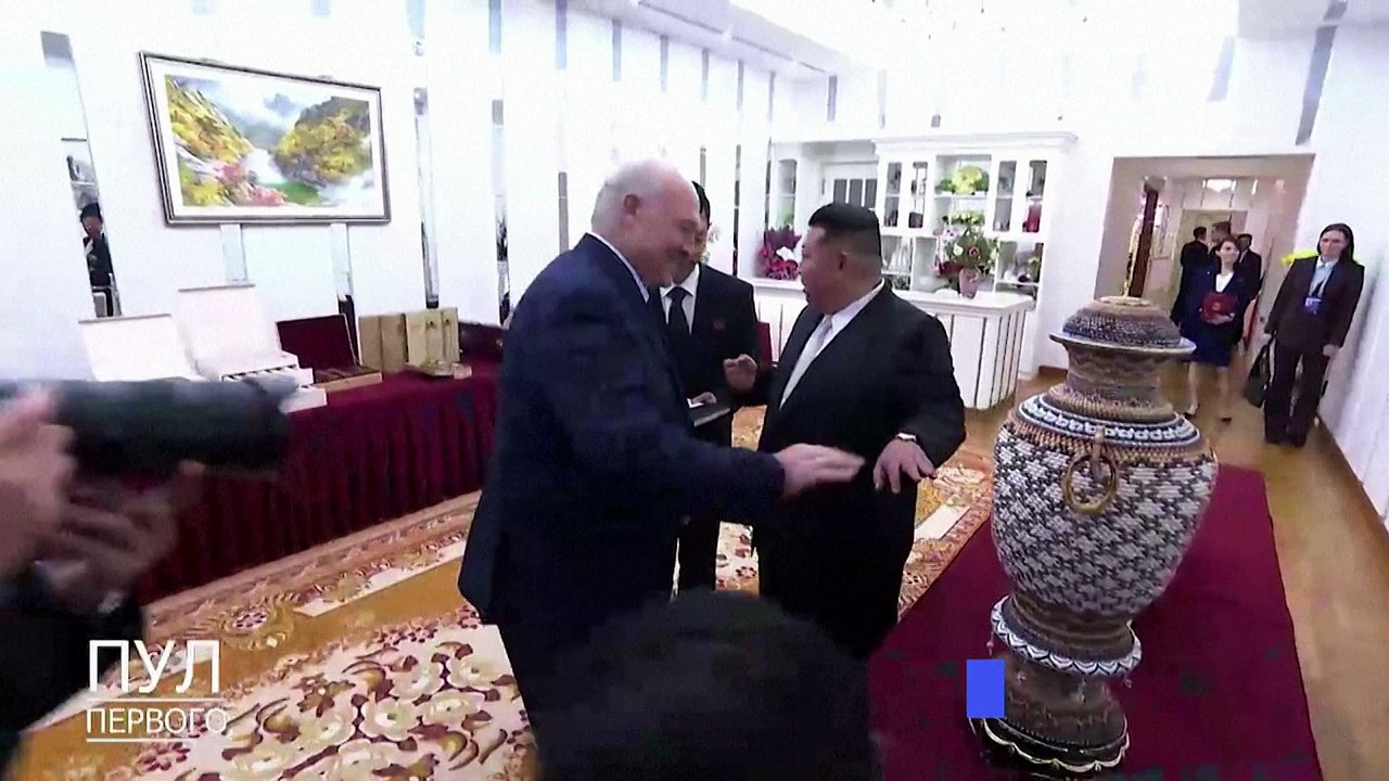 Lukashenko gifts rifle to North Korea's Kim Jong Un
