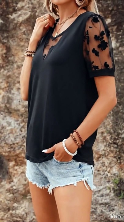 Mode-Spotlight: Schwarzes Oberteil mit floralen Netz-Ärmeln - hipomarket.shop