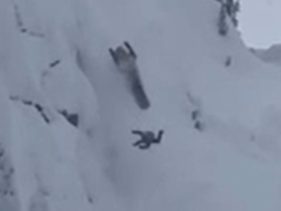 Hang war zu steil: Fahrer fast von eigenem Schneemobil überrollt