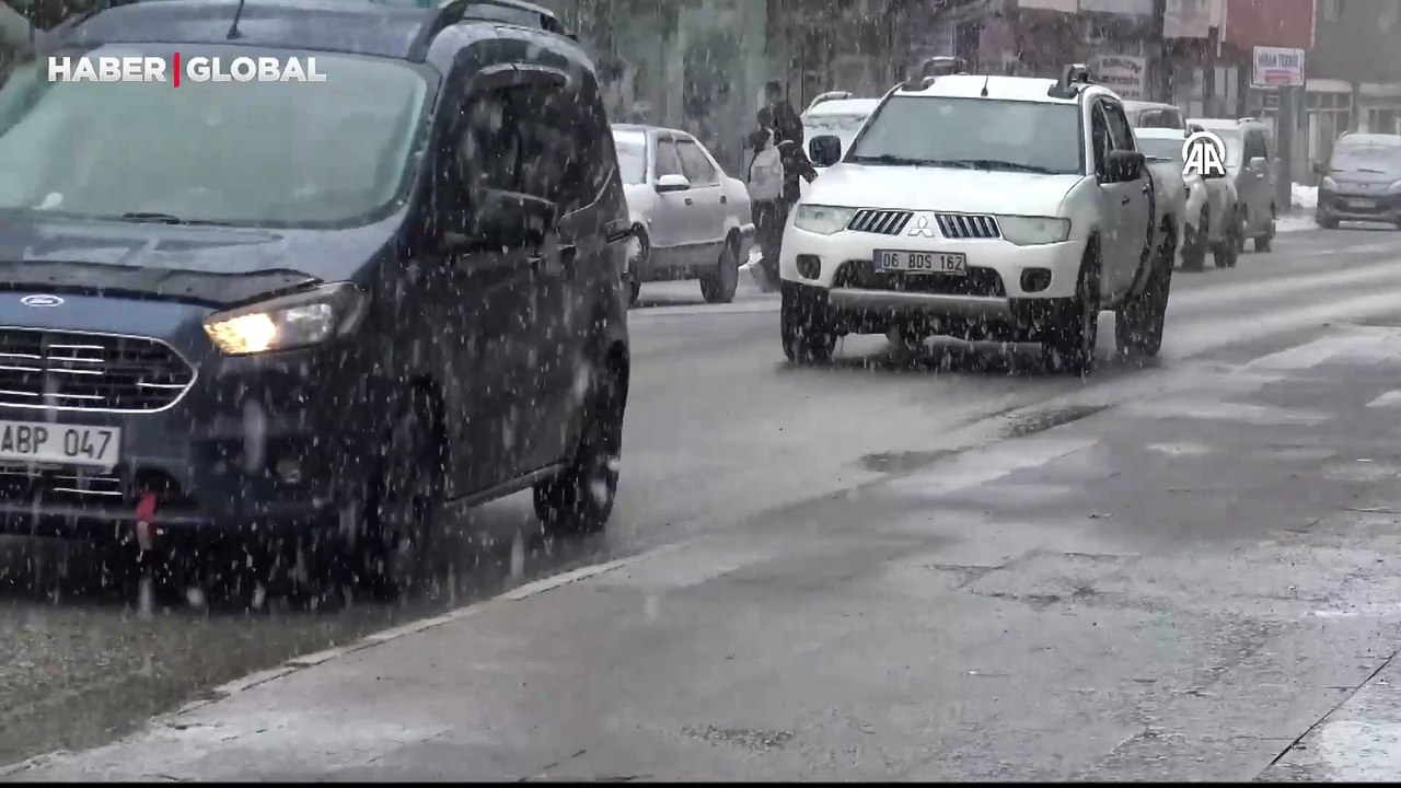 Kars'ta ilkbaharda kar etkisini sürdürüyor