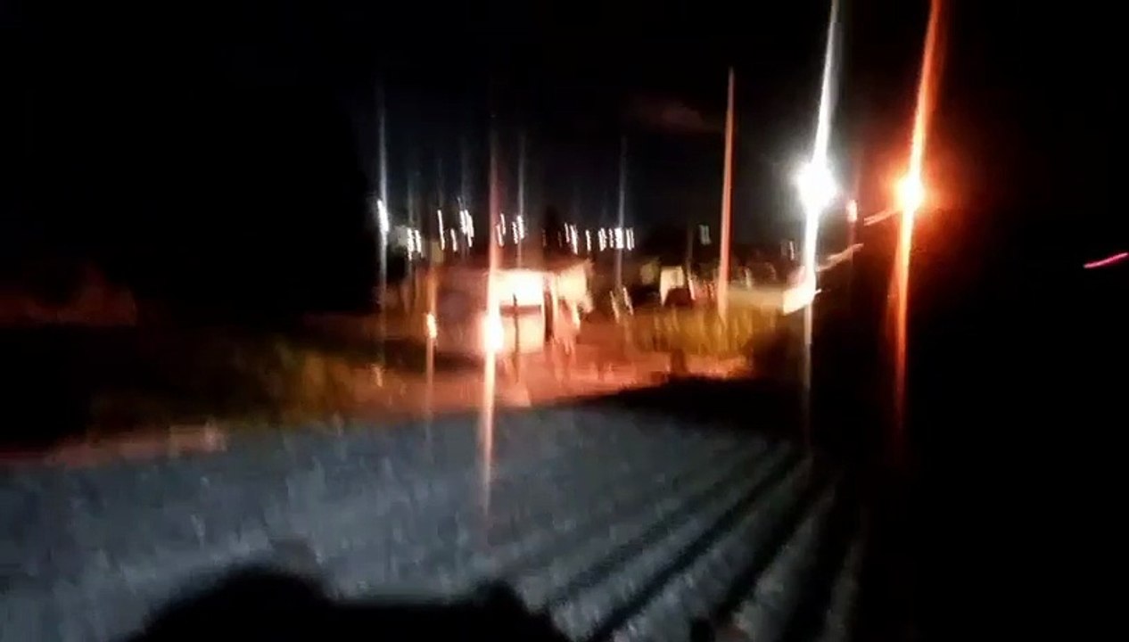 Van encalha em trilhos e é destruída por locomotiva no Paraná; veja vídeo