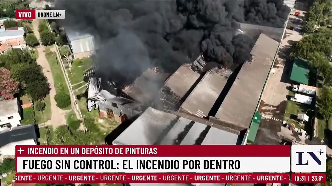 El fuego devoró el depósito de materiales plásticos y pinturas en Francisco Álvarez