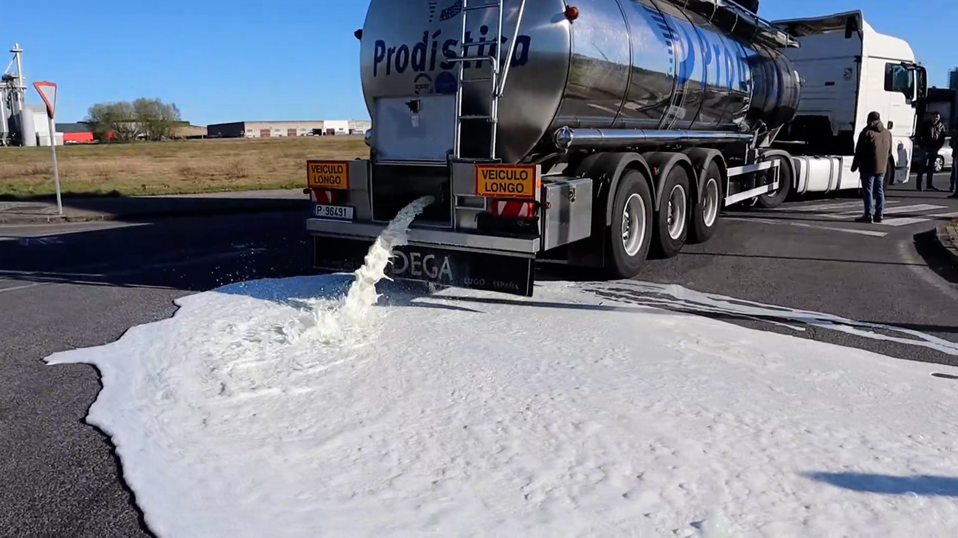 Una movilizaci�n de ganaderos ha interceptado esta ma�ana de viernes un cami�n cisterna en la localidad de Teixeiro, perteneciente al municipio coru��s de Curtis, procediendo al vertido de aproximadamente 15.000 litros de leche de origen portugu�s. La carga, seg�n informan las fuentes, ten�a como destino final la planta de procesamiento de la empresa Inleit situada en dicha localidad.