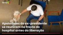 Após alta, Bolsonaro chega em casa e é flagrado brincando com os cachorros junto com Michelle