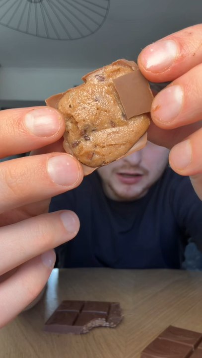 Des tablettes Lindt à la pâte à cookies 😍✨ une...