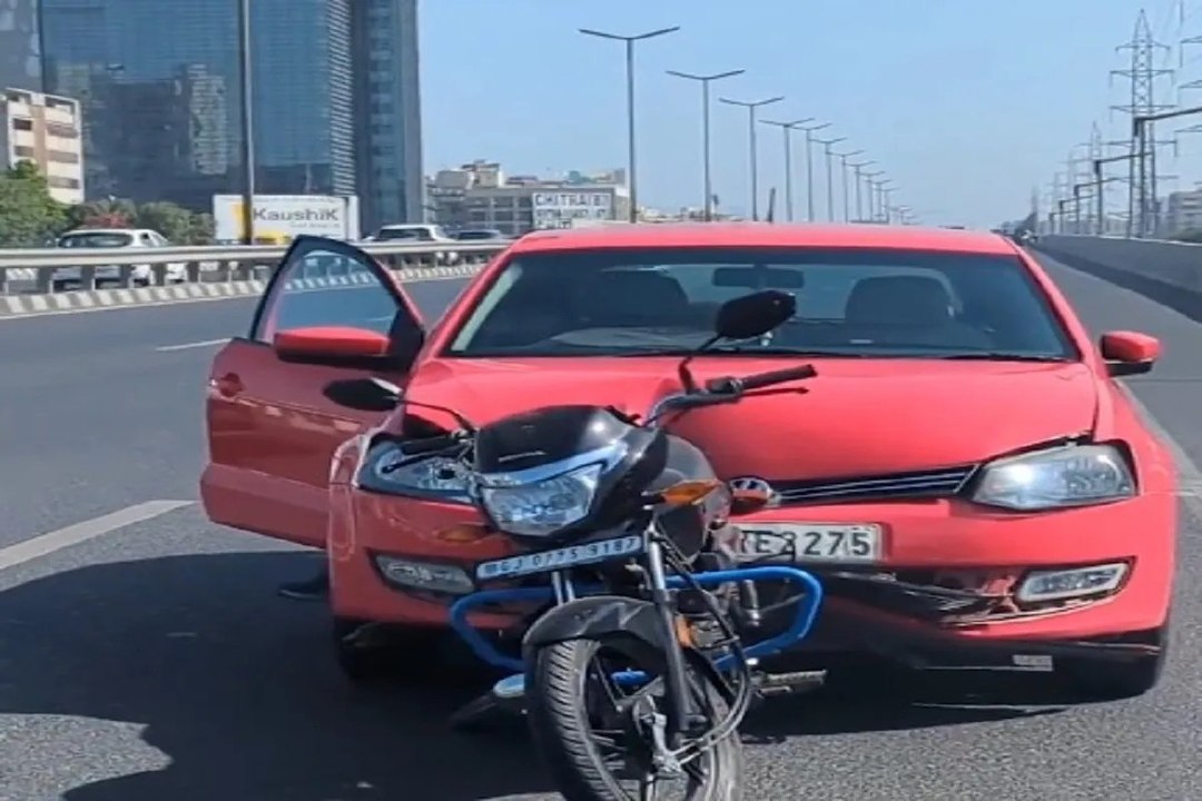 Video News: अहमदाबाद में टक्कर से बोनट में फंसी बाइक फिर भी नहीं रोकी कार, वीडियो वायरल