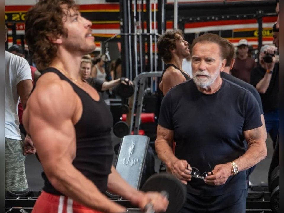Arnold Schwarzenegger pumpt seinen Sohn zum Bodybuilding-Debüt