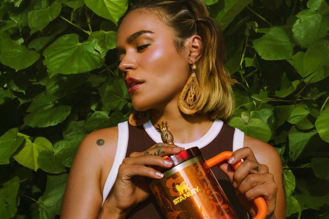 Karol G lanza al mercado su nuevo producto junto a Stanley