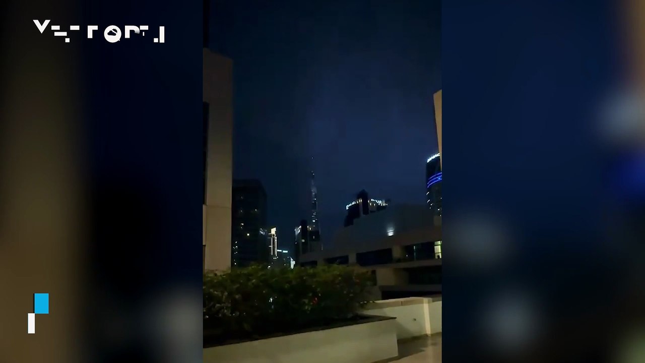 Lightning strikes the Burj Khalifa in Dubai (UAE)