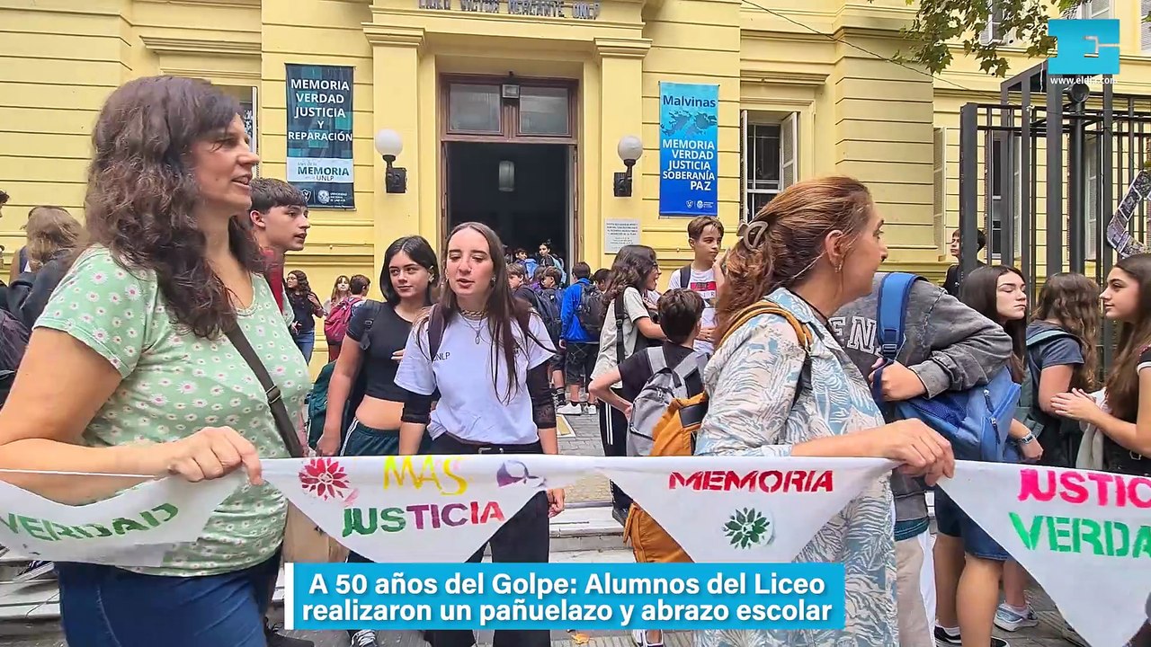 A 50 años del Golpe, Alumnos del Liceo realizaron un pañuelazo y abrazo escolar