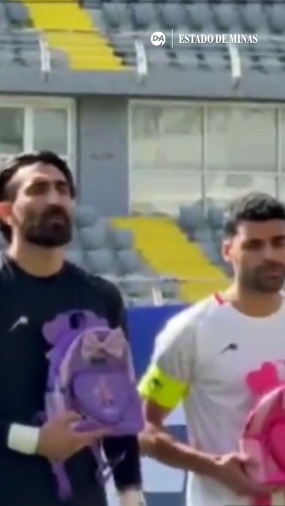 Seleção iraniana homenageia meninas assassinadas em ataque a escola primária