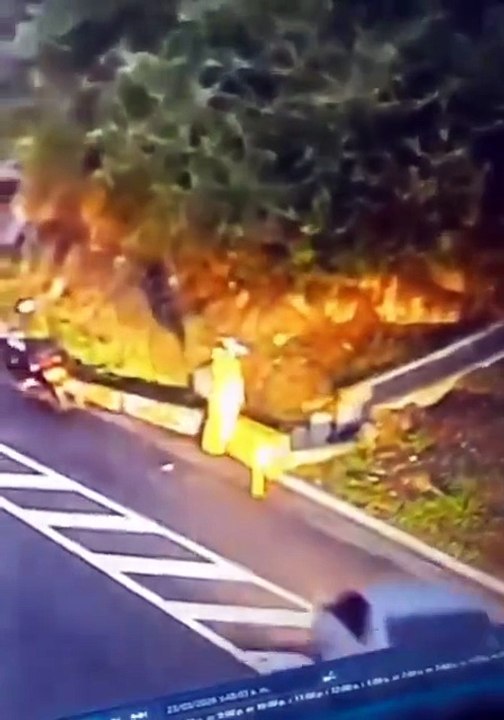 Video | ¡No le tocaba! Motociclista se salva de milagro mientras orinaba