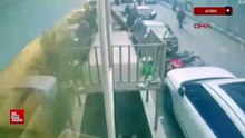 Aydın'da iş merkezindeki pencerenin sokağa düşmesi kamerada