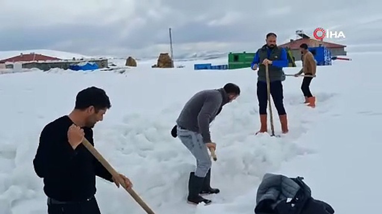 Ağrı’da köylüler sel riskine karşı karı kürekle yararak su yolu açtı