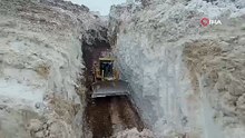 Yüksekova’da 8 metrelik kar tünelleri