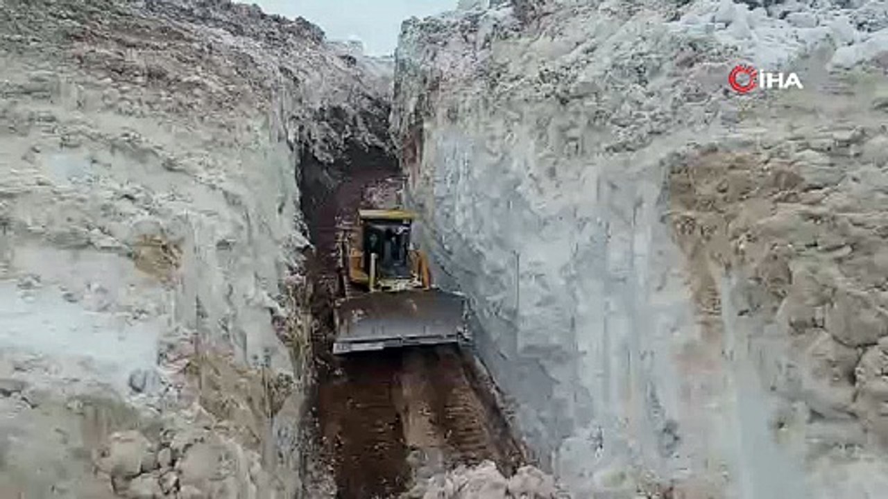 Yüksekova’da 8 metrelik kar tünelleri