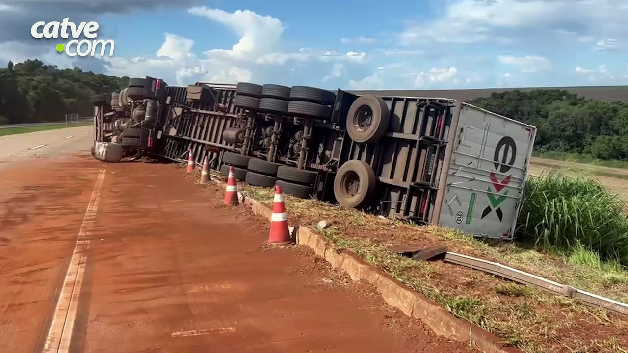 Carreta tomba às margens da BR 163 em Cascavel