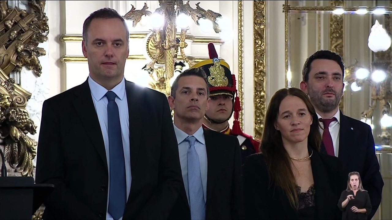 Con Adorni al lado, Milei CELEBRÓ EL FALLO por YPF y cruzó al KIRCHNERISMO: "Una aventura suicida"