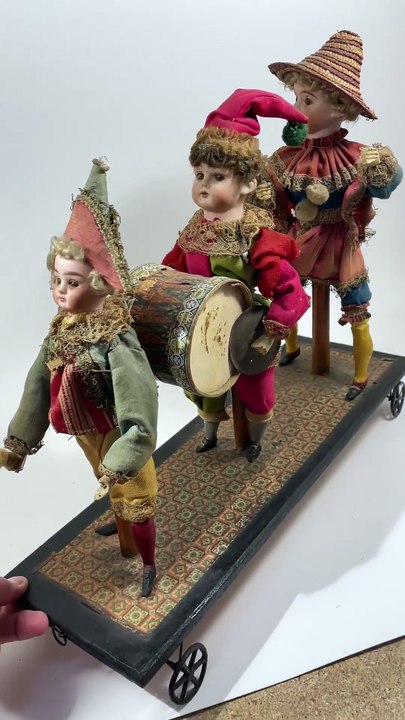 Chariot roulant avec des automates la clinique des poupées de Fabienne Mogue