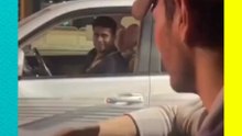 Enrique Iglesias sorprende a fan al bajarse de su auto para tomarse una foto